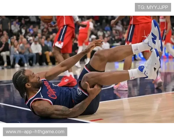 伦纳德：比赛末一次防守扭伤了脚踝，明天早上看看感觉如何，伦纳德脚踝受了什么伤