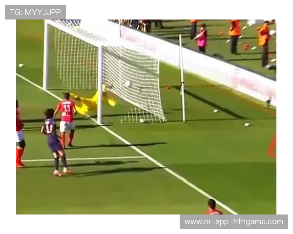 门将逼抢失误遭断球破门，门将失误视频
